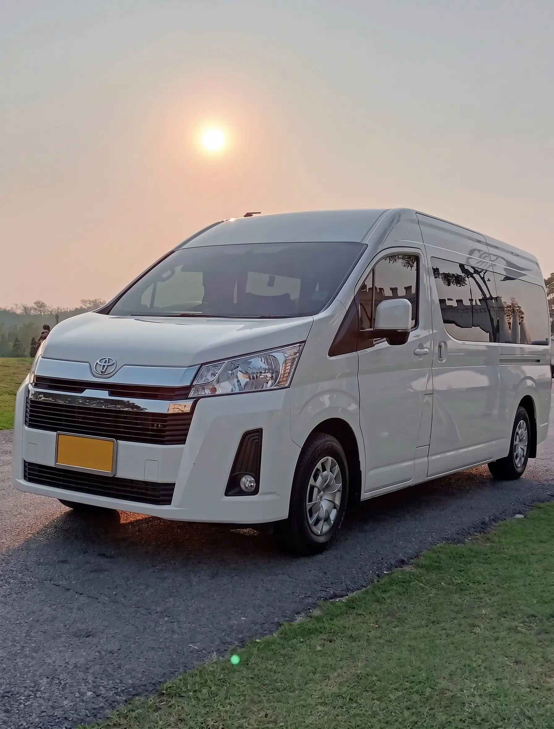 รถตู้วีไอพี โตโยต้า คอมมิวเตอร์ V9 โฉมใหม่ (สีขาวมุก)