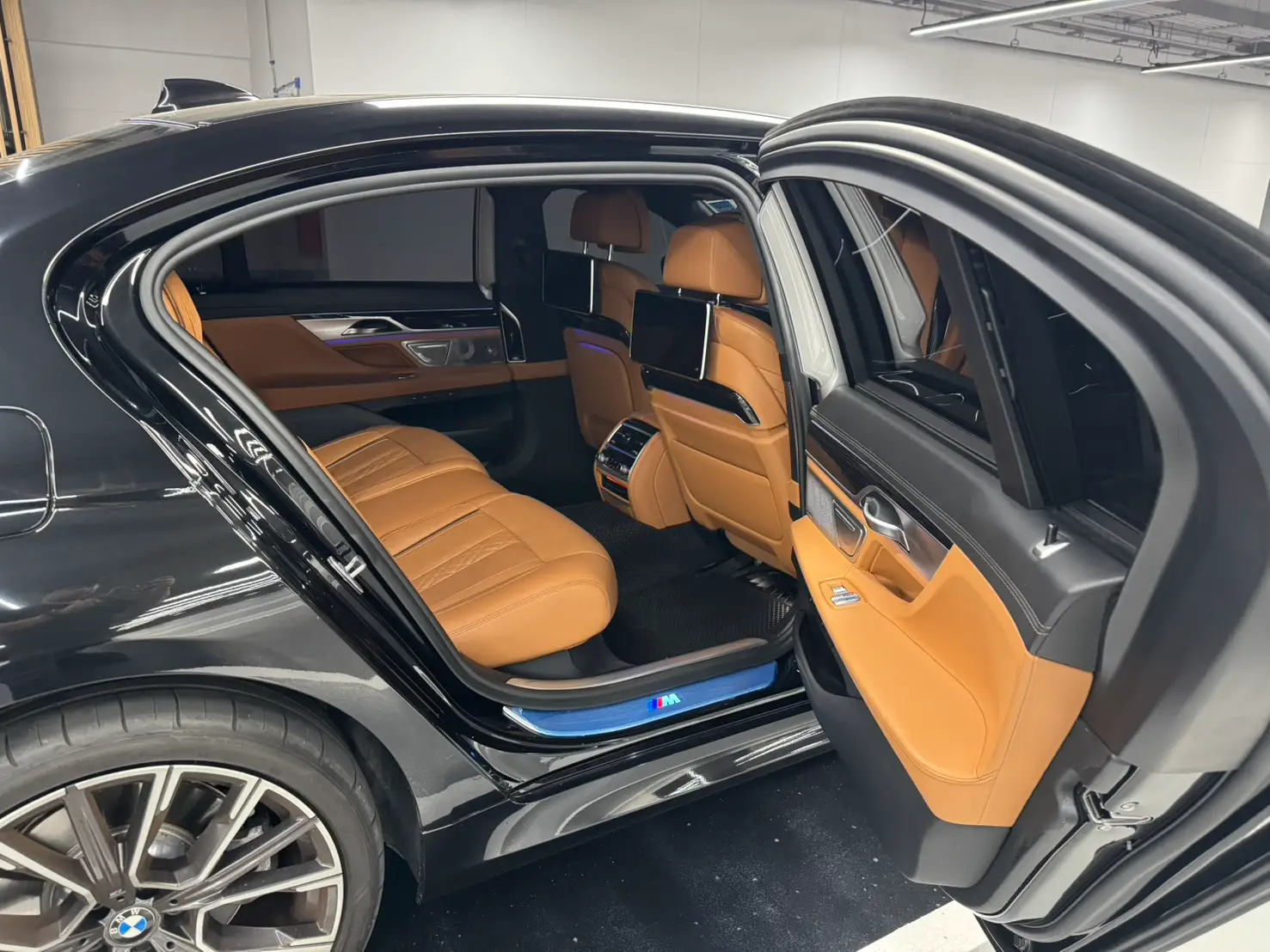 บีเอ็มดับเบิลยู ซีรีส์ 7 (745Le M Sport) สีดำ