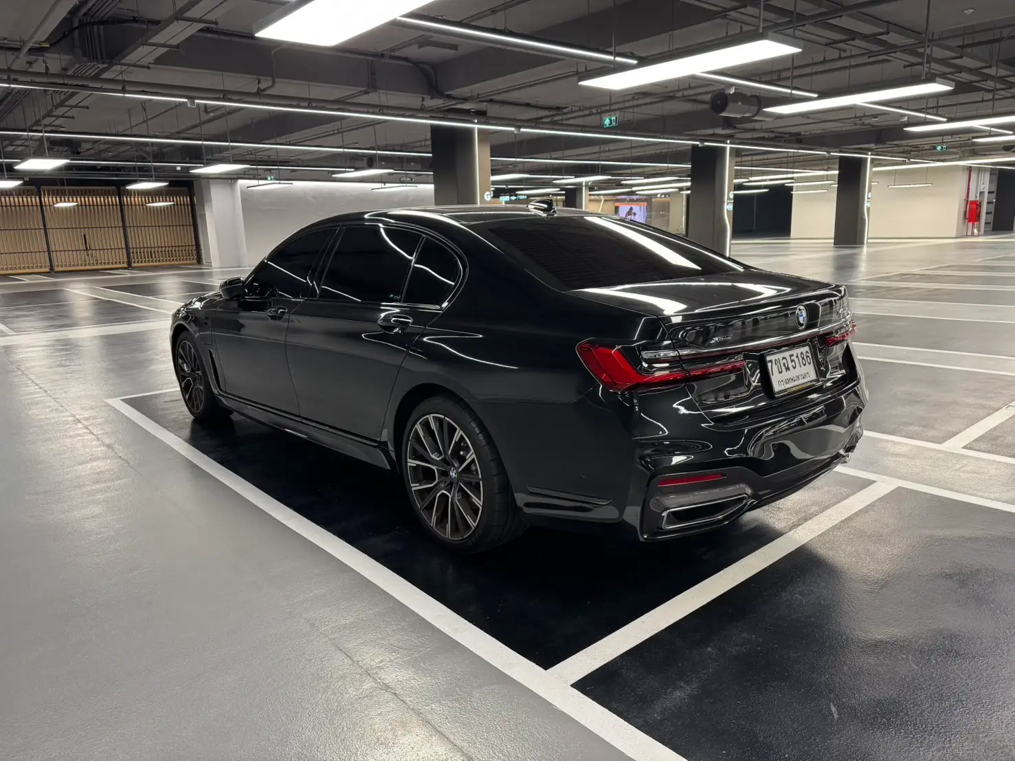 บีเอ็มดับเบิลยู ซีรีส์ 7 (745Le M Sport) สีดำ