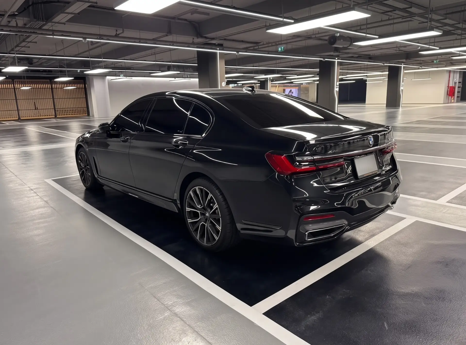 บีเอ็มดับเบิลยู ซีรีส์ 7 (745Le M Sport) สีดำ
