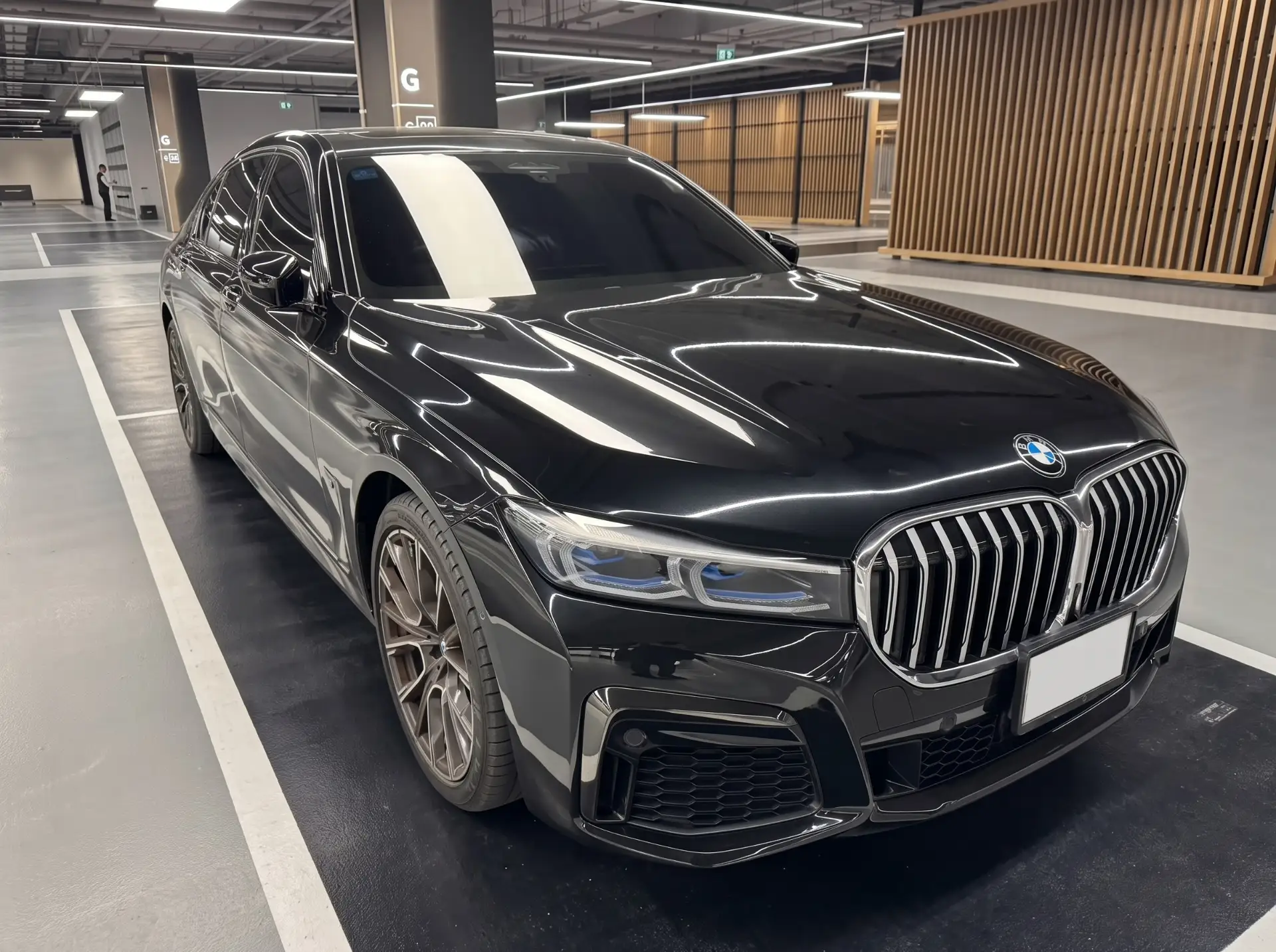 บีเอ็มดับเบิลยู ซีรีส์ 7 (745Le M Sport) สีดำ