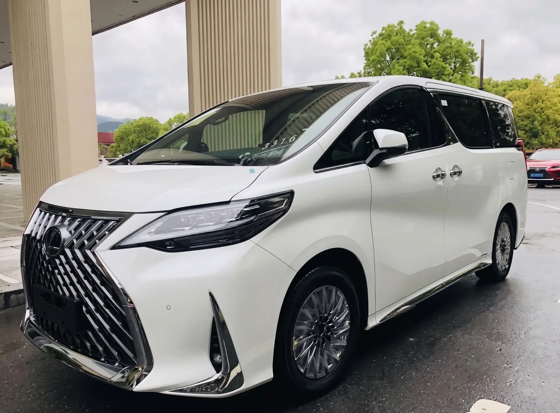 เลกซัส แอลเอ็ม 300เอช (Lexus LM 300h)