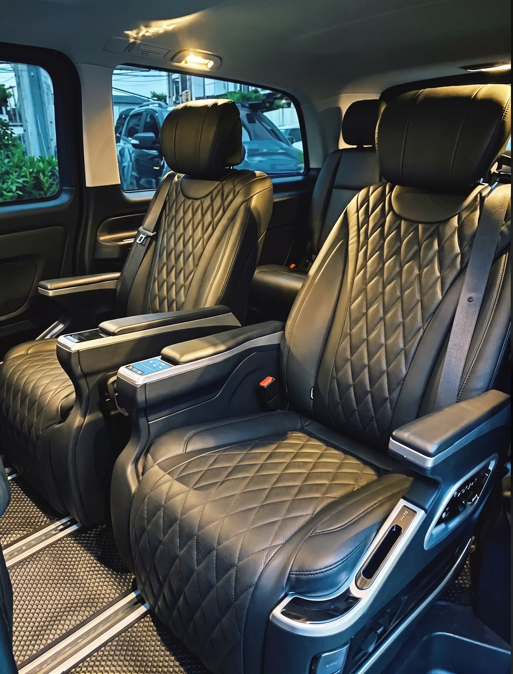เลกซัส แอลเอ็ม 300เอช (Lexus LM 300h)
